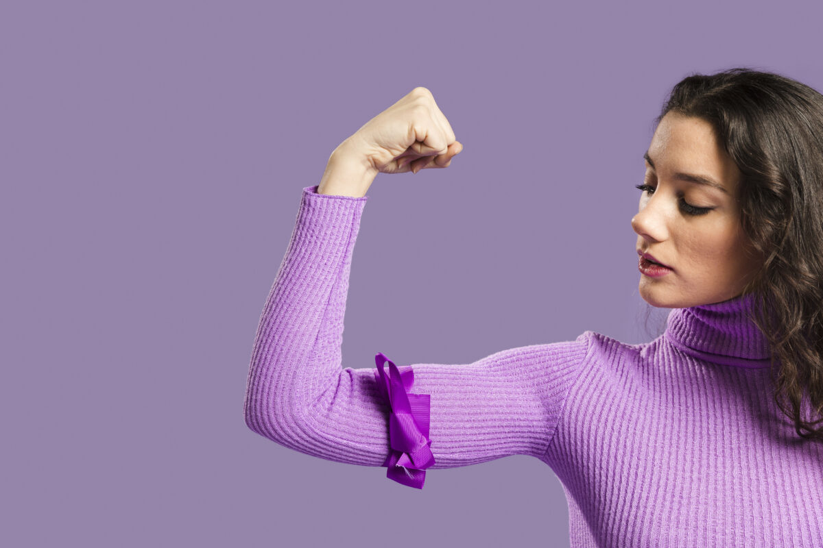 Mujer con empoderamiento y fondo morado.