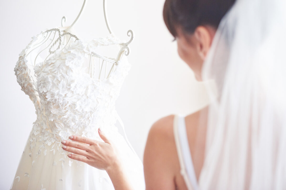 Mujer de espaldas con vestido de novia.