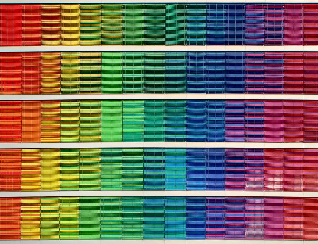 Cuadros de distintos colores.